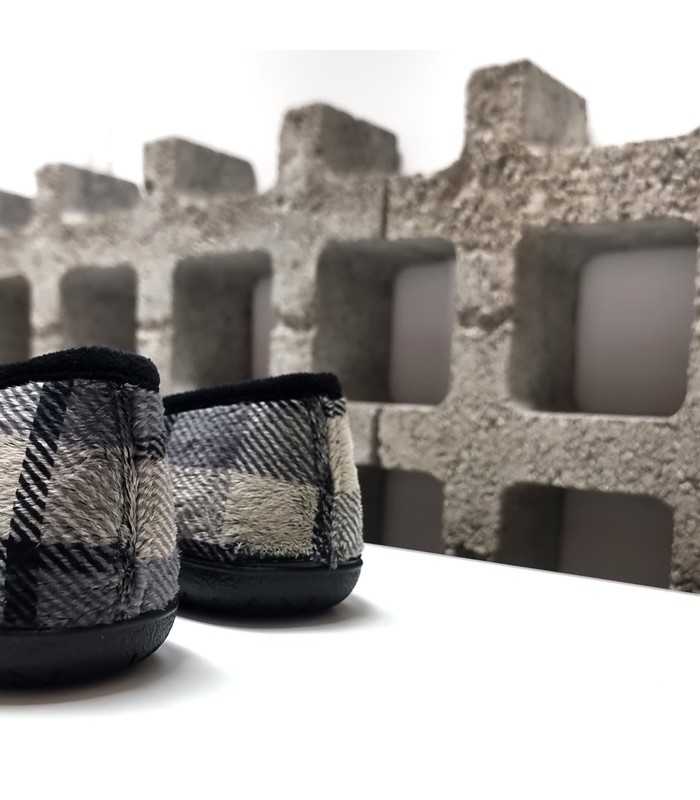 Vista del talón con remates en tejido negro y suela flexible