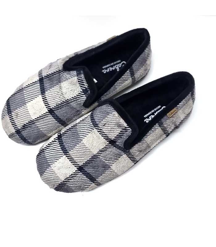 Vista desde arriba de zapatillas de invierno para hombre de cuadros