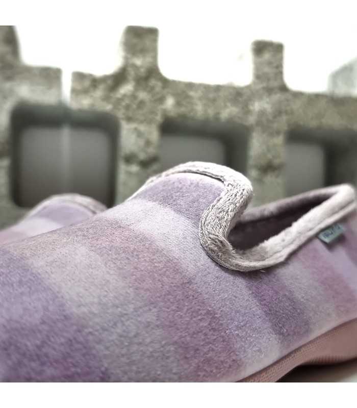 Detalle del tejido aterciopelado y el diseño de cuadros rosa