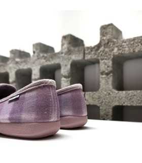 vista del talon de Zapatilla casa mujer cuadros rosa