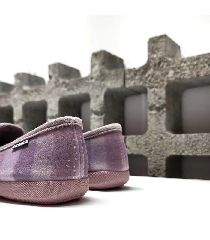 vista del talon de Zapatilla casa mujer cuadros rosa