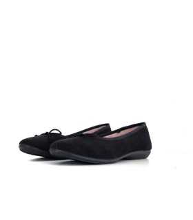 Zapatillas casa bailarina negra medio lado con detalle del lazo.