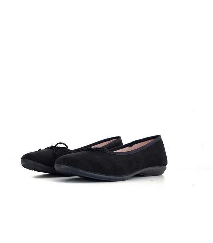 Zapatillas casa bailarina negra medio lado con detalle del lazo.