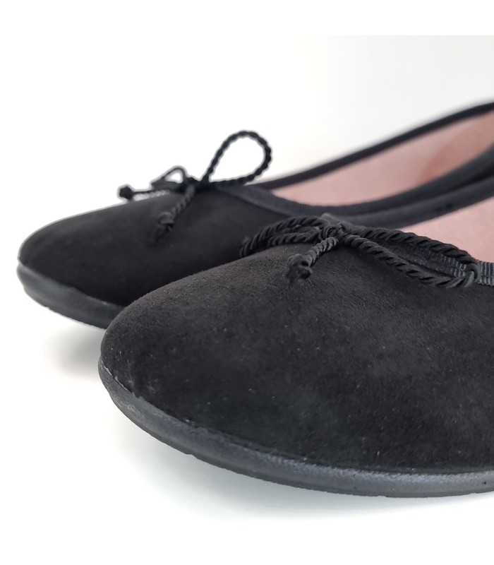 Detalle del lacito y forro rosa de la zapatilla casa bailarina.