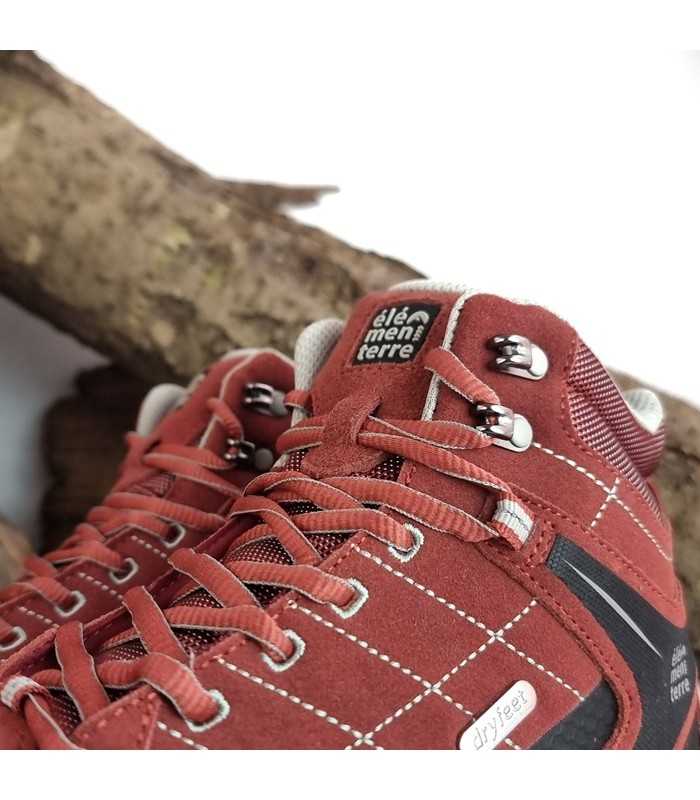 Cordones ajustados en los ojales y presillas, detalle desde arriba.