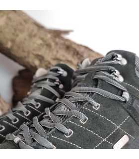 Cordones ajustados en los ojales y presillas, detalle desde arriba.