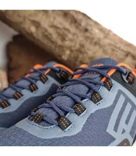 detalle de cierre de cordones de Zapatillas de senderismo hombre azul