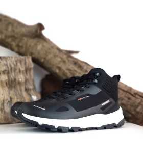 Bota de trekking Ibieca negra de Paredes vista de perfil, destacando su diseño resistente y corte Softshell.