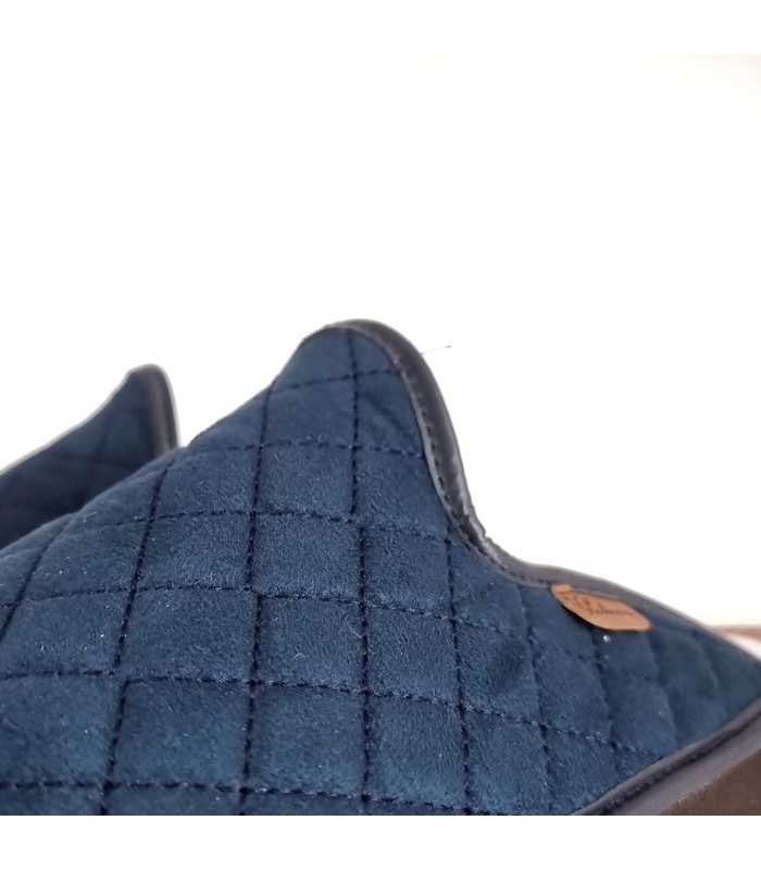 Detalle del textil azul marino acolchado de la zapatilla de casa Segovia para hombre.