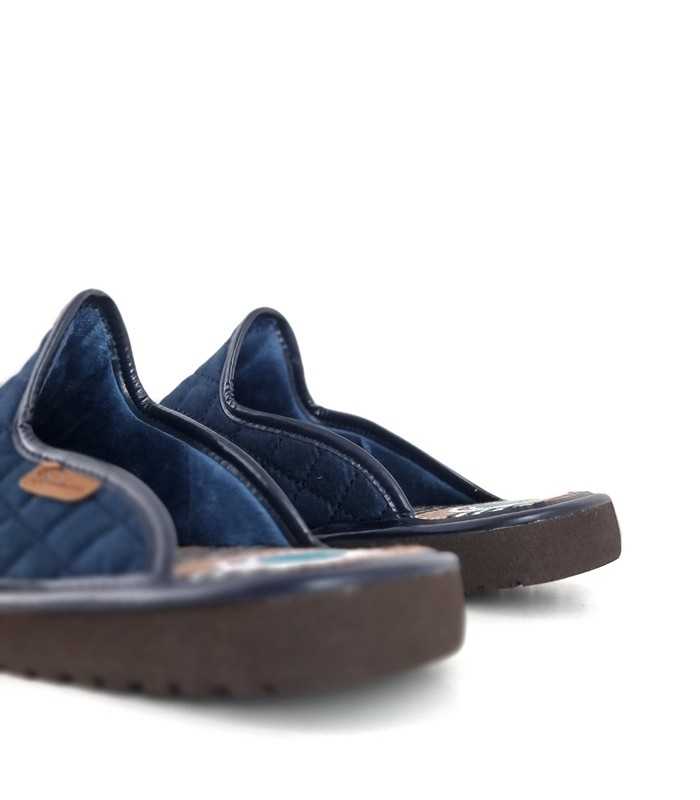 Vista trasera de la zapatilla Segovia azul para hombre, mostrando el talón reforzado y la suela ligera