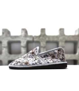 Perfil lateral de la zapatillas de casa Koral gris de Pelusin, con dibujo floral delicado
