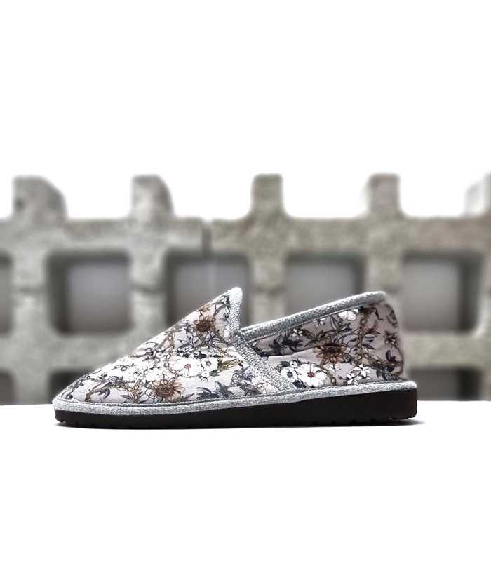 Perfil lateral de la zapatillas de casa Koral gris de Pelusin, con dibujo floral delicado