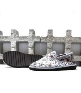 Suela microporosa antideslizante de la zapatillas Koral gris, diseñada para ligereza y comodidad