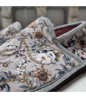 Detalle del textil suave gris con un elegante dibujo floral en la zapatilla de casa Koral.