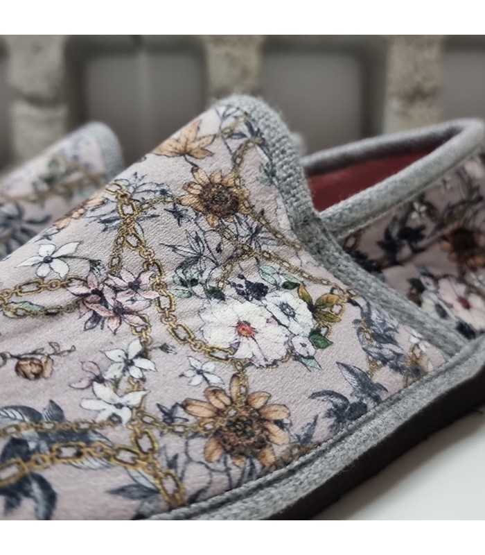 Detalle del textil suave gris con un elegante dibujo floral en la zapatilla de casa Koral.