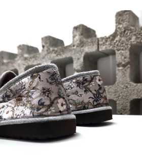 Vista trasera de la zapatillas Koral gris, mostrando el talón reforzado y el piso ligero microporoso
