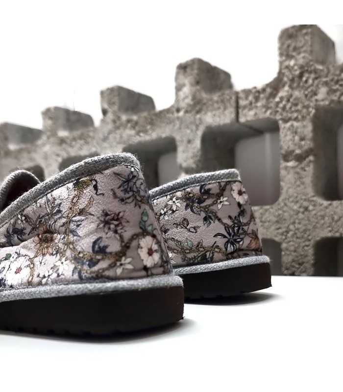 Vista trasera de la zapatillas Koral gris, mostrando el talón reforzado y el piso ligero microporoso