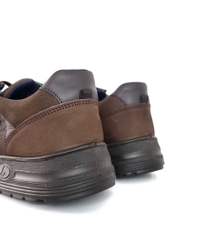 vista trasera de los zapatos comodos marrones de Luisetti