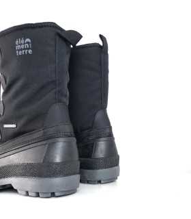Vista trasera de la botas de apreski negra de hombre
