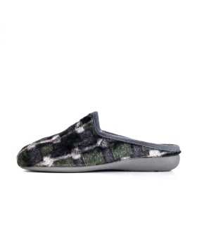 Perfil lateral de la zapatillas de casa Bari verde de Gema García, mostrando el diseño textil difuminado en verde y gris.