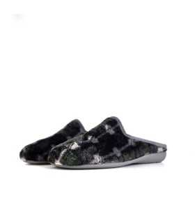 Vista medio perfil de la zapatillas Bari verde para mujer, destacando el textil suave y tonos elegantes.