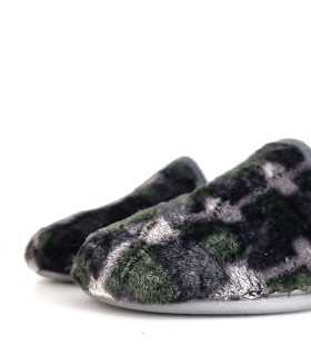 Detalle del textil suave en tonos verdes con grises difuminados de la zapatilla Bari de Gema García