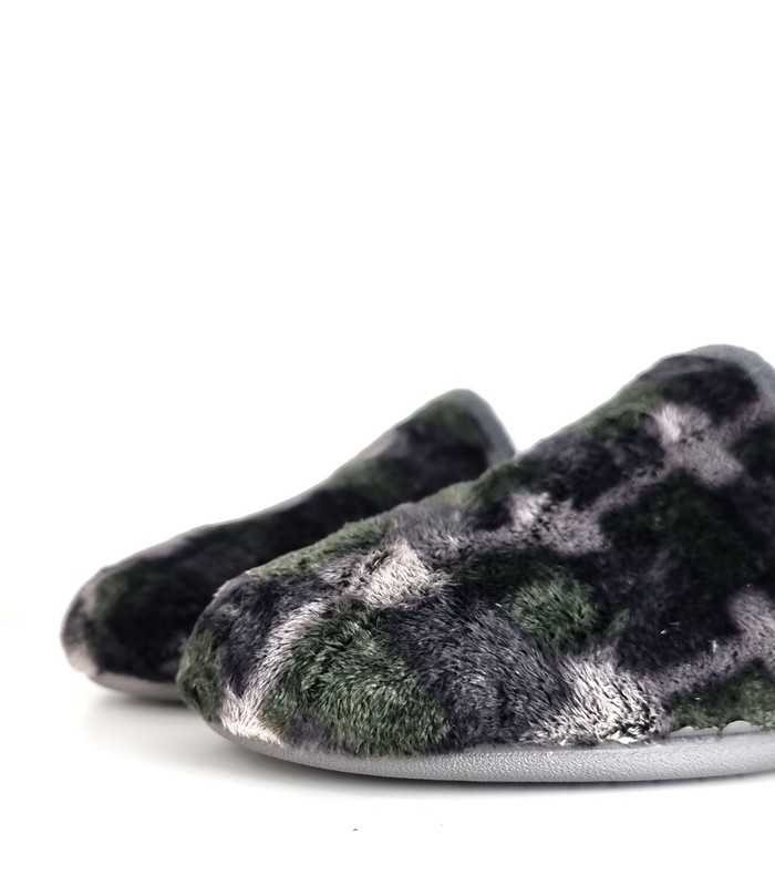 Detalle del textil suave en tonos verdes con grises difuminados de la zapatilla Bari de Gema García
