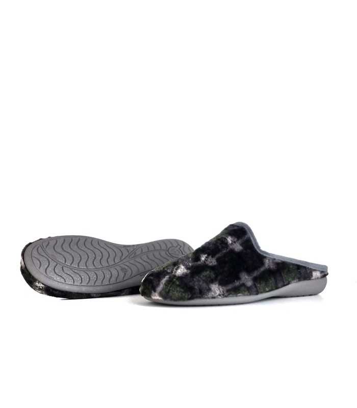Suela de goma antideslizante de la zapatilla Bari verde, diseñada para proporcionar seguridad y comodidad.