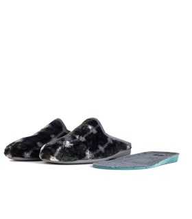Plantilla extraíble forrada en textil gris suave, ofreciendo mayor confort en la zapatilla Bari verde