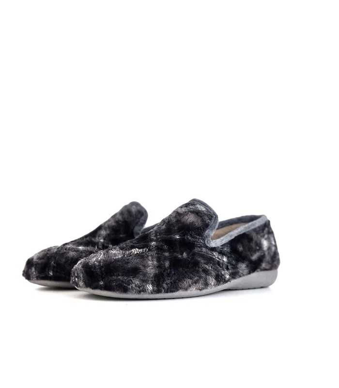 Foto de medio perfil: Zapatillas Escocés gris para hombre de Gema García, detalle del textil suave.