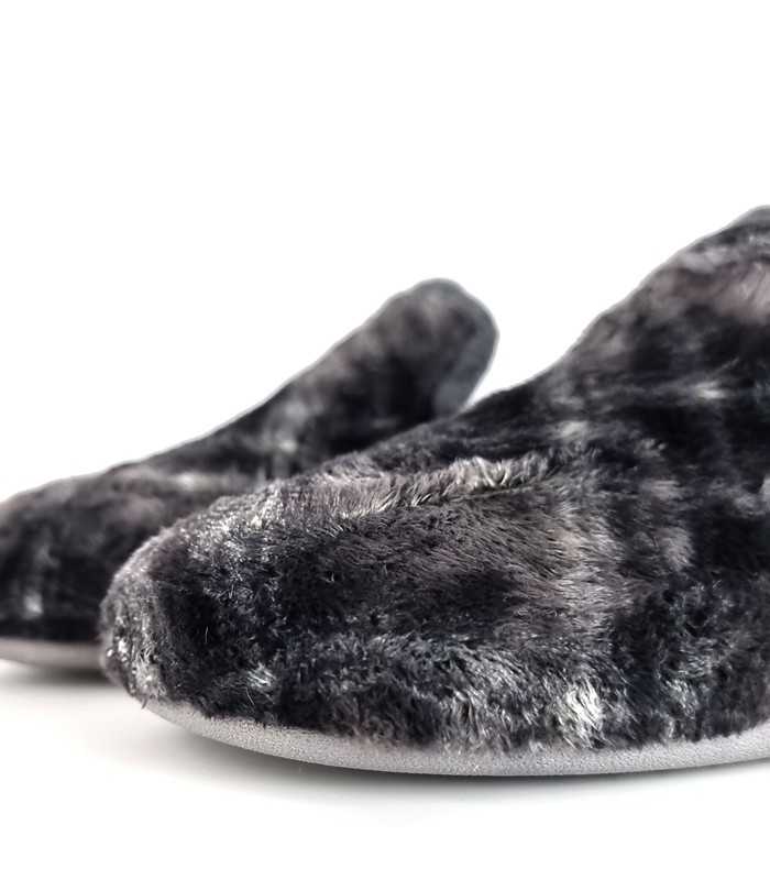 detalle de Textil suave en tonos grises escoceses de la zapatilla Gema García.