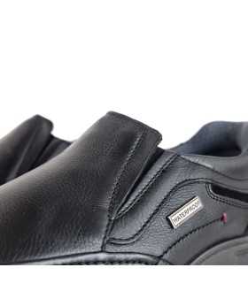 vista del cierre con elásticos laterales en mocasín impermeable negro