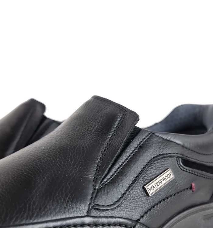 vista del cierre con elásticos laterales en mocasín impermeable negro