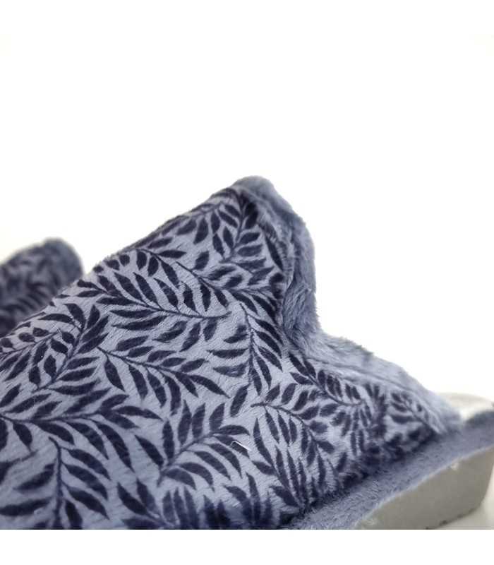 Foto del detalle del textil:
Corte azul con delicado diseño de hojas, resaltando la suavidad del material.