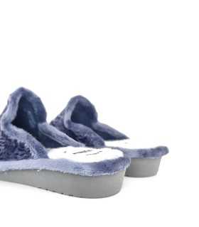 Vista trasera descalza de la zapatillas mostrando la apertura y el tejido interior suave.