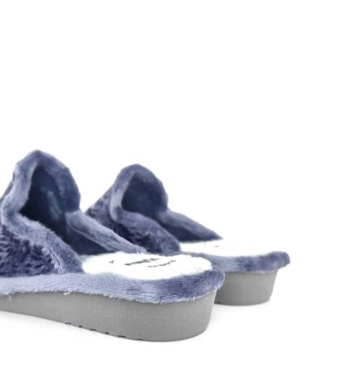 Vista trasera descalza de la zapatillas mostrando la apertura y el tejido interior suave.