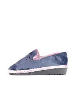 Zapatilla cerrada azul Gomus para mujer, vista de perfil mostrando el diseño con forro rosa.