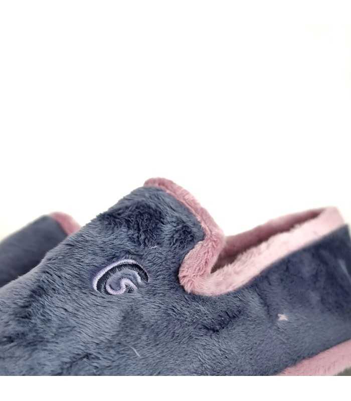 Foto del detalle del textil:
Textil azul suave con bies rosa, mostrando el acabado elegante y cómodo.