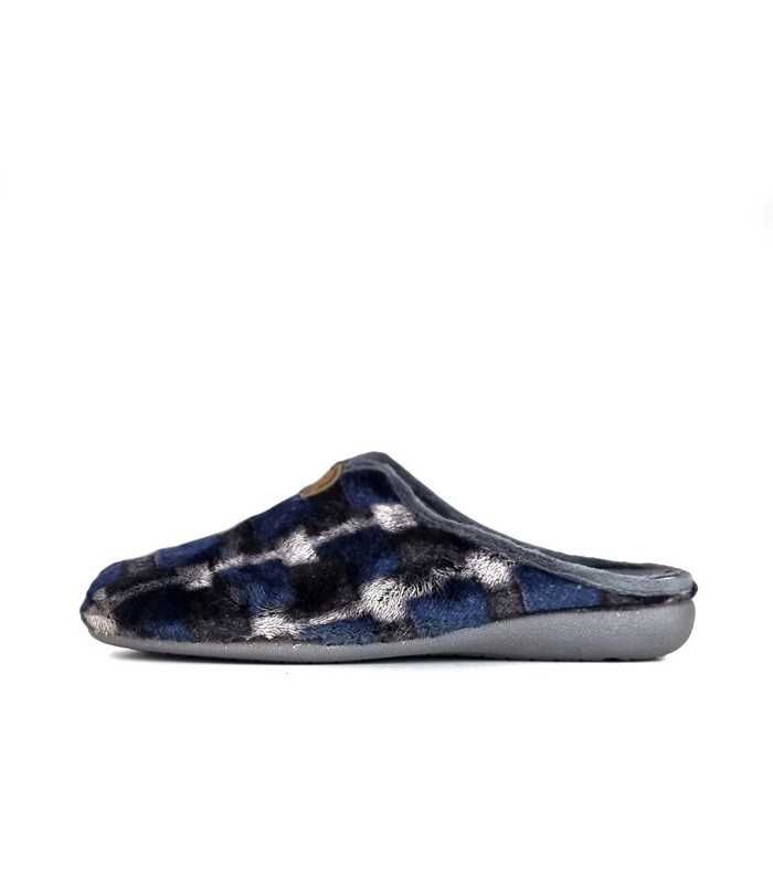 Foto de perfil: "Zapatillas descalzas para hombre en tonos azules, grises y negros de Gema García."
