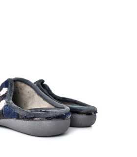 vista trasera donde se ve el forro textil suave beige para mayor confort en esta zapatilla de invierno.