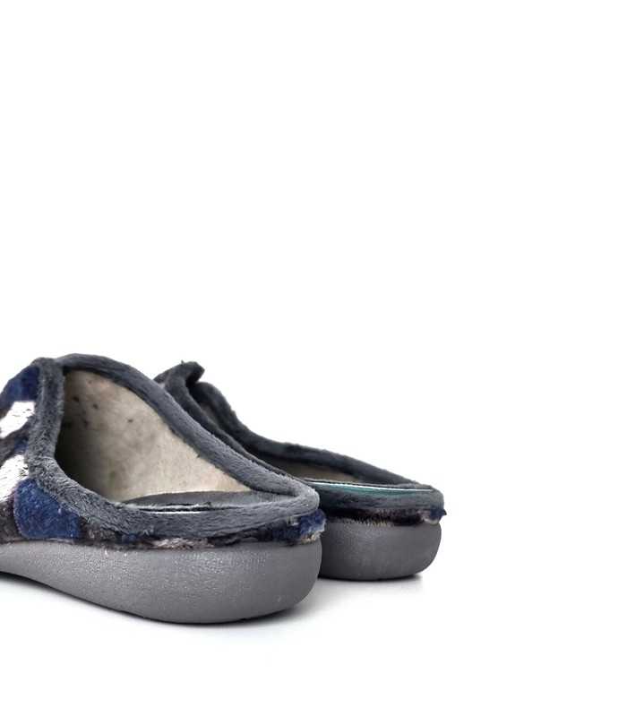 vista trasera donde se ve el forro textil suave beige para mayor confort en esta zapatilla de invierno.