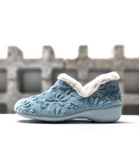 Foto de perfil: "Zapatilla casa abotinada para mujer en color azul con detalles de flores bordadas y remate de pelo.