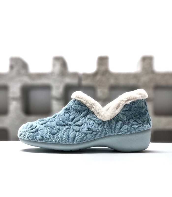Foto de perfil: "Zapatilla casa abotinada para mujer en color azul con detalles de flores bordadas y remate de pelo.