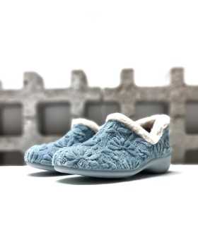 Foto de medio perfil: "Zapatillas abotinadas con cuña de 4 cm, ideal para mantener los pies cálidos y cómodos."