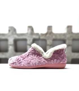 Foto de perfil: "Zapatilla casa plana para mujer en color rosa con bordado floral y remate de pelo en zapatilla rosa