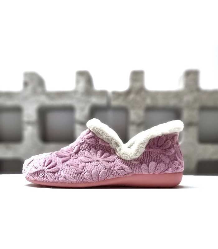 Foto de perfil: "Zapatilla casa plana para mujer en color rosa con bordado floral y remate de pelo en zapatilla rosa