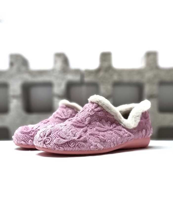 Vista lateral de la zapatilla en gris marengo, mostrando los detalles de las flores bordadas en zapatilla rosa