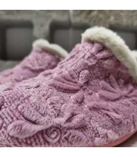 detalle del tejido con flores bordadas en zapatillas casa rosa