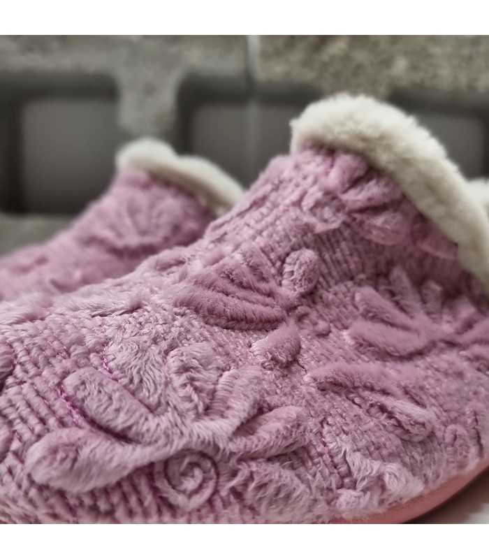 detalle del tejido con flores bordadas en zapatillas casa rosa