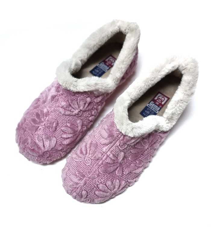 vista desde arriba de las zapatillas de invierno de mujer rosas